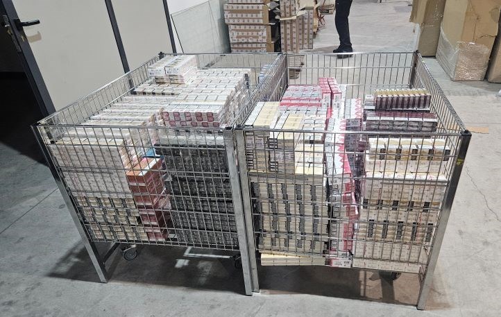 Kombi pun iznenađenja:  98.600 cigareta, 2.800 laganih žiža i 25.000 €